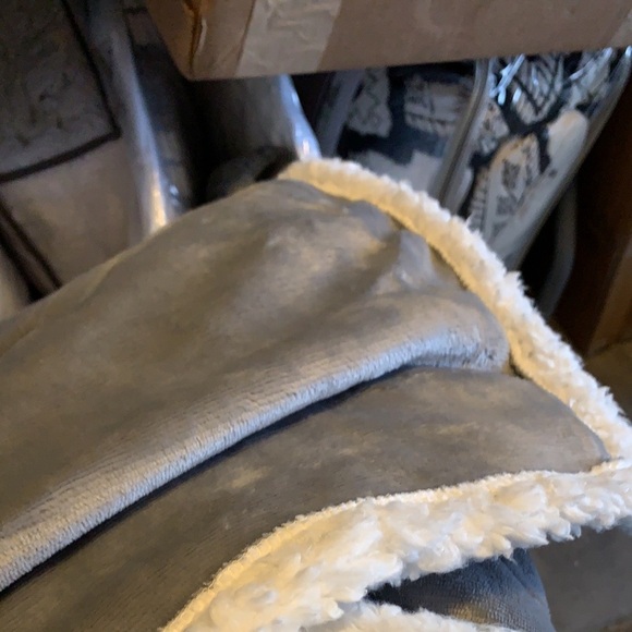 Target 50"x60"  Gray Velvet Sherpa Throw Blanket NWOT - Picture 3 of 6
